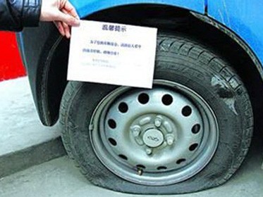 Cảnh sát xì lốp xe hơi để... chống trộm Cảnh sát xì lốp xe hơi để... chống trộm