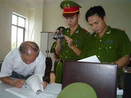 Hàng loạt sếp lớn phải vào tù sau khi đã 'hạ cánh' Hàng loạt sếp lớn phải vào tù sau khi đã 'hạ cánh'
