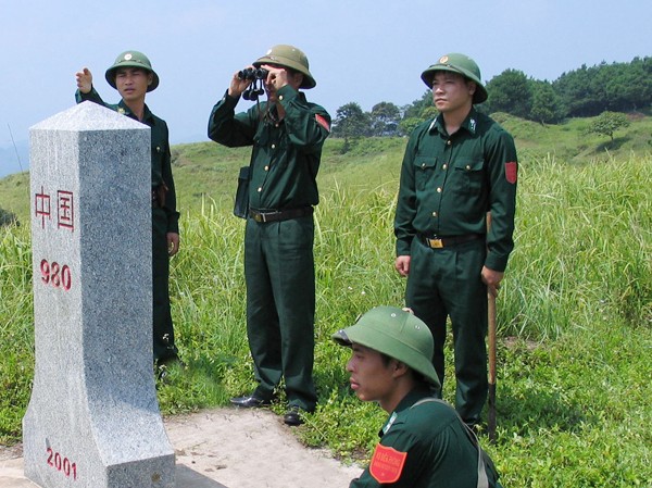 Giữa lưng chừng trời Chiến sĩ trẻ Đồn Biên phòng 73 tại cột mốc 980. Ảnh: N.L