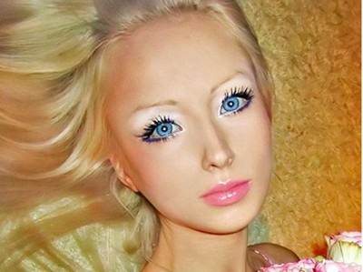 'Sốc' với cô gái giống hệt búp bê Barbie 'Sốc' với cô gái giống hệt búp bê Barbie