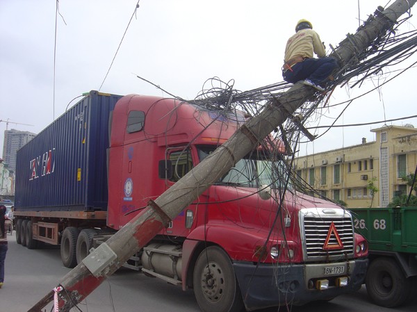 Cột điện đè xe container Cột điện đè đầu Container