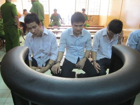 Nửa đêm cầm gậy ra đường, 3 trai quê vào tù Nửa đêm cầm gậy ra đường, 3 trai quê vào tù