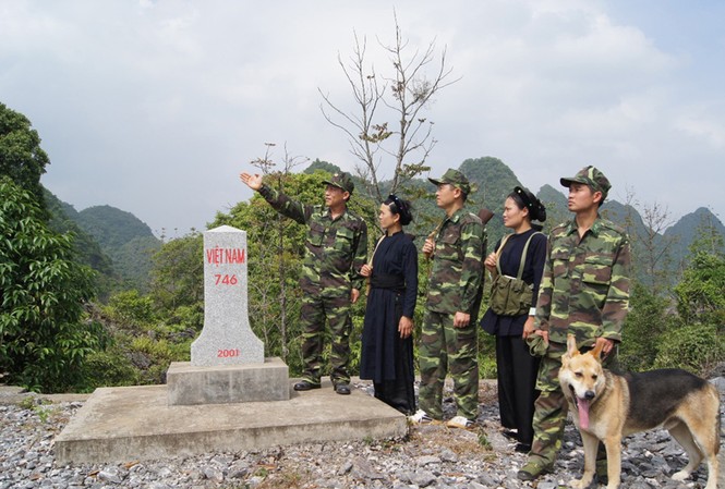 Vững vàng nơi tuyến đầu BĐBP và nữ dân quân tỉnh Cao Bằng tuần tra, bảo vệ đường biên, mốc giới. Ảnh: Nguyễn Minh