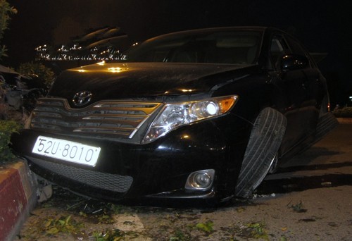 Xe Toyota gãy bánh khi húc vào dải phân cách Xe Toyota gãy bánh khi húc vào dải phân cách