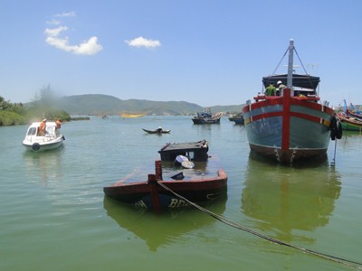 Điều tra con tàu chìm nghi xả dầu bẩn Điều tra con tàu chìm nghi xả dầu bẩn