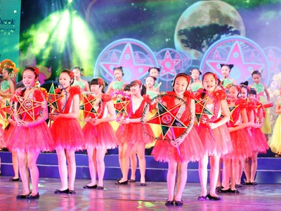 Cùng thiếu nhi cả nước đón Trung thu Mừng Trung thu 2012 Ảnh: Hải Yến