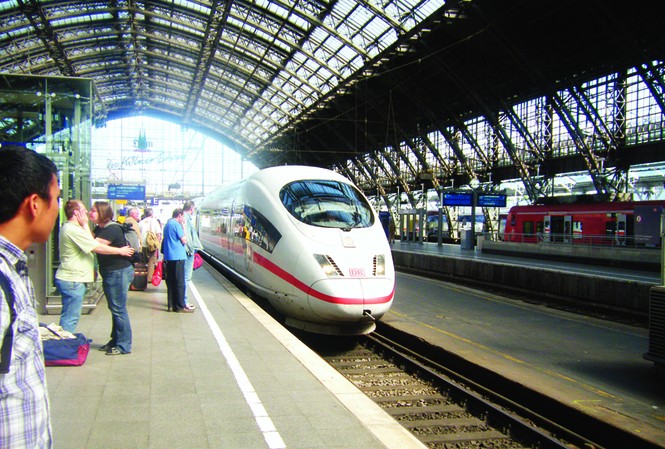 Cần khôn ngoan tránh vết xe đổ của Nhật Với loại tàu đạt tốc độ 300 km/h này, tổng đầu tư tuyến đường sắt cao tốc Bắc - Nam được cho là sẽ lên đến cả trăm tỷ USD