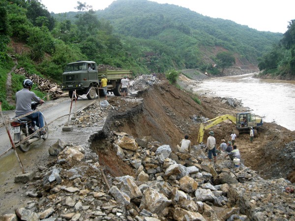 Mưa gây lở núi, quốc lộ 7A sạt lở nghiêm trọng Mưa gây lở núi, quốc lộ 7A sạt lở nghiêm trọng