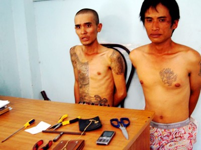 Cướp dùng kéo dính máu HIV dọa 'hiệp sĩ' Cướp dùng kéo dính máu HIV dọa 'hiệp sĩ'