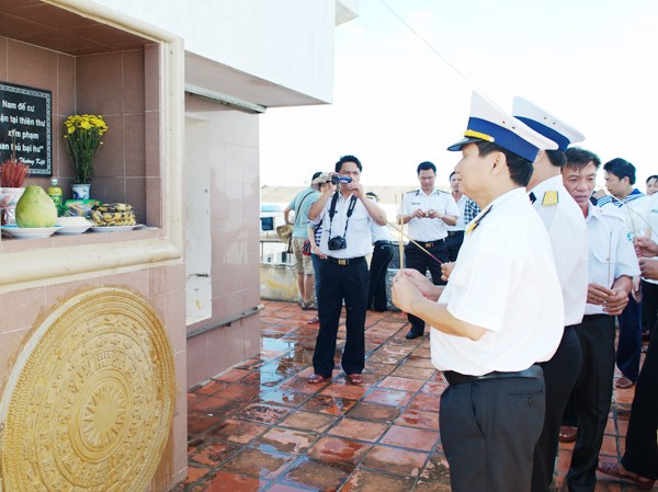 Nam quốc sơn hà trên đảo Trường Sa Đoàn công tác thắp nhang bên am thờ, nơi có khắc bài thơ Thần của Lý Thường Kiệt