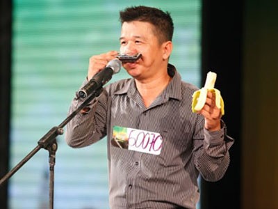 Choáng với thí sinh vừa thổi kèn vừa ...ăn chuối Choáng với thí sinh vừa thổi kèn vừa ...ăn chuối