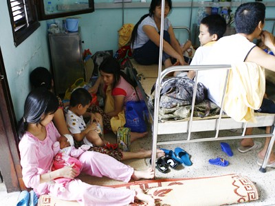 Viện phí tăng, chất lượng chưa tăng Dù đã tăng phí dịch vụ nhưng người bệnh vẫn phải nằm la liệt dưới sàn nhà (ảnh chụp tại Viện K.) Ảnh: Hồng Vĩnh
