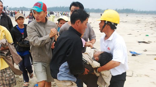 Nỗ lực cứu hộ nạn nhân còn mất tích ở Cửa Đại Nỗ lực cứu hộ nạn nhân còn mất tích ở Cửa Đại