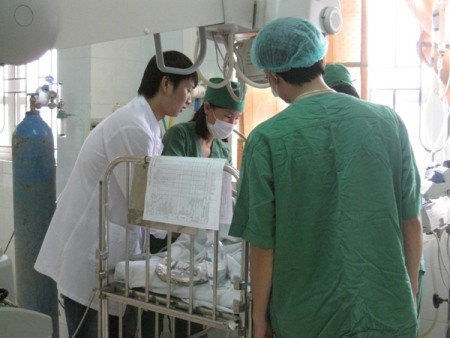 Khởi tố, bắt giam bố đổ xăng đốt con trai 3 tuổi Cháu Linh đang được cấp cứu tại Bệnh viện Nhi Thanh Hoá - (Ảnh: Pháp luật - xã hội)
