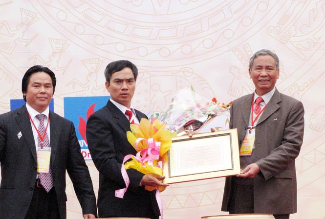 Thành kính dâng trống đồng lên các vua Hùng Tổng cộng 23 chiếc trống đồng đã được trao tặng trong ngày hôm nay