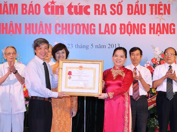 Báo Tin tức nhận Huân chương Lao động hạng Nhì Báo Tin tức nhận Huân chương Lao động hạng Nhì