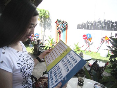 Quán cà phê làm bằng... biển báo giao thông Quán cà phê làm bằng... biển báo giao thông