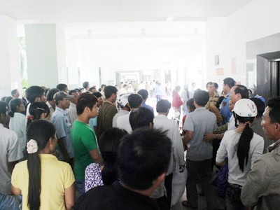 Chích liền 3 mũi thuốc, bệnh nhân tử vong Người nhà bệnh nhân Tiến tập trung tại Bệnh viện Đà Nẵng