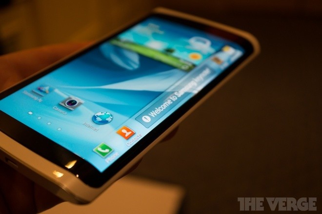 Samsung trình diễn smartphone màn hình dẻo Samsung trình diễn smartphone màn hình dẻo
