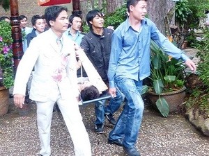 Vụ cây đổ : Ba du khách Indonesia đã xuất viện Đưa các nạn nhân đi cấp cứu. (Ảnh: Người lao động)