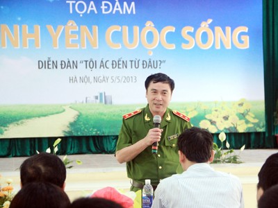 Khi trung tướng hát cho phạm nhân nghe Khi trung tướng hát cho phạm nhân nghe