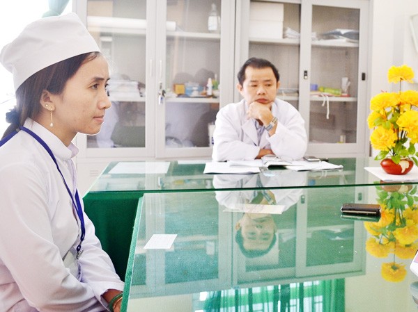 Điều dưỡng viên bị buộc thôi việc đòi xử lý công bằng Điều dưỡng viên bị buộc thôi việc đòi xử lý công bằng