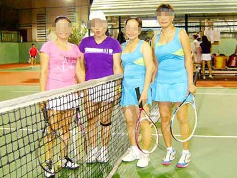 Đi làm 'Xuân Tóc đỏ' phục vụ quý bà chơi Tennis Đi làm 'Xuân Tóc đỏ' phục vụ quý bà chơi Tennis
