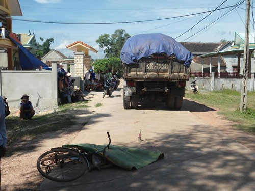 Bé trai tử vong trên đường đi mua quà sáng Bé trai tử vong trên đường đi mua quà sáng