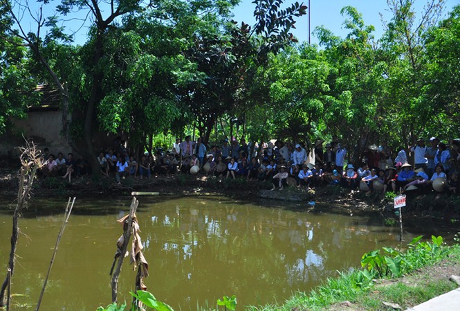 Nữ sinh bị dìm chết dưới ao Ao cá - nơi phát hiện xác chết của cháu Thùy. Ảnh: Đại Huệ