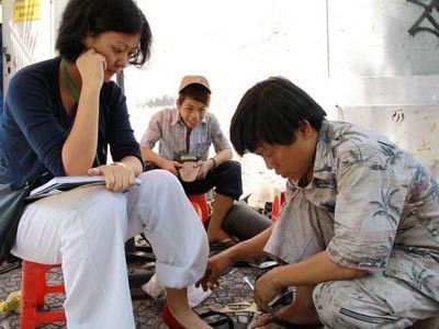 Người thợ vỉa hè sửa giày nghìn đô cho sao Việt Người thợ vỉa hè sửa giày nghìn đô cho sao Việt