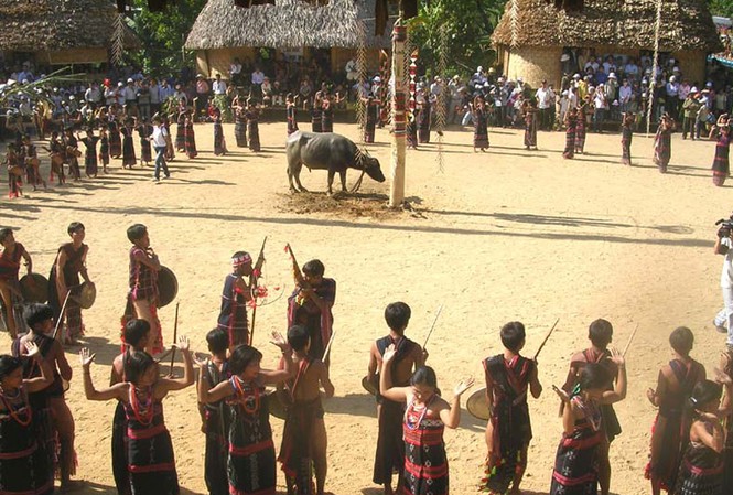 Làng 'Hậu Nghệ' giữa đại ngàn Xạ thủ Bríu Đô cùng với những huy chương mà ông giành được sau các kỳ thi