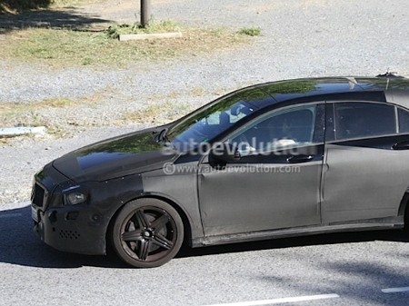 Mercedes-Benz A45 AMG lộ diện Mercedes-Benz A45 AMG lộ diện