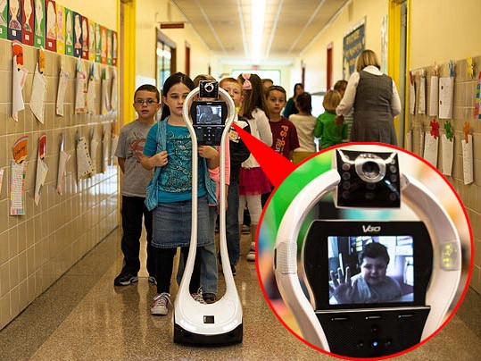 Cậu bé mắc bệnh lạ gửi robot đến trường học thay Robot VGo đến trường thay cậu bé Devon