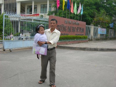 Cha 15 năm cõng con gái tật nguyền đến trường Cha 15 năm cõng con gái tật nguyền đến trường