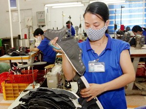 Kim ngạch xuất khẩu Hà Nội tăng 26,2% so cùng kỳ Sản xuất giày tại công ty Thượng Đình (Hà Nội). (Ảnh: Ngọc Hà/TTXVN)
