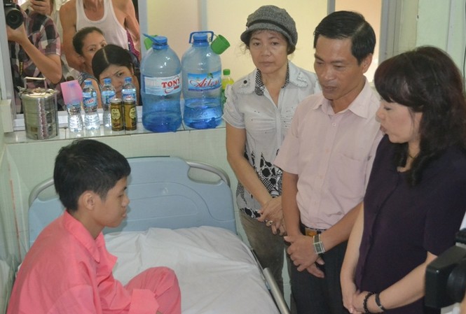 Bộ trưởng Bộ Y tế đến thăm gia đình Chủ tịch huyện Trường Sa Ảnh: Bộ trưởng Bộ Y tế Nguyễn Thị Kim Tiến đến thăm cháu gia đình anh Thuân sáng nay.