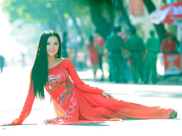 BB Phạm nổi bật trên phố Xuân với áo dài đỏ rực BB Phạm nổi bật trên phố Xuân với áo dài đỏ rực