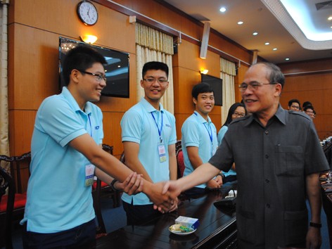 Phải phấn đấu để tài, đức tỏa sáng Phải phấn đấu để tài, đức tỏa sáng