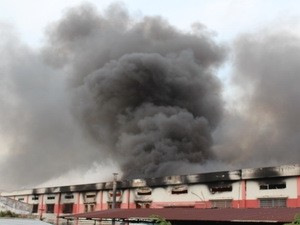 Cháy lớn tại KCN, hàng ngàn công nhân bị vây kín Cháy lớn tại KCN, hàng ngàn công nhân bị vây kín