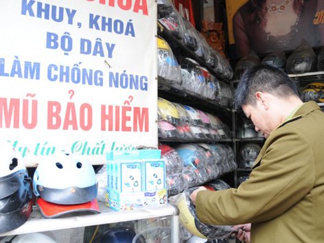 Gần 2.000 cơ sở kinh doanh mũ bảo hiểm vi phạm Gần 2.000 cơ sở kinh doanh mũ bảo hiểm vi phạm