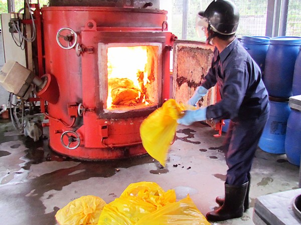 Lò đốt rệu rã, rác y tế ngập đọng Lò đốt rệu rã, rác y tế ngập đọng