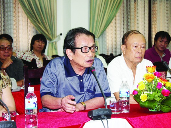 Theo 'bồ trẻ' truyền hình, bỏ 'vợ già' điện ảnh Nhà biên kịch Lê Phương (trái): Mừng vì điện ảnh đã chạm đáy. Ảnh: Hoàng Tuấn