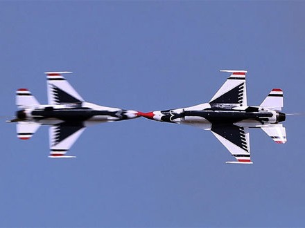 Phi đội bay F16 của Mỹ 'làm xiếc' trên không Phi đội bay F16 của Mỹ 'làm xiếc' trên không