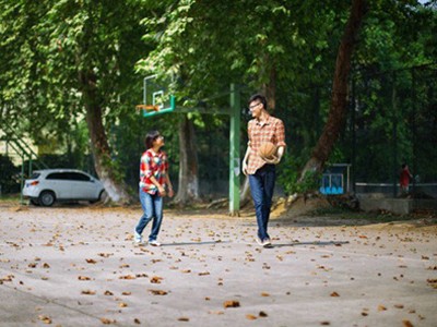 Chuyện tình 'đôi đũa lệch' gây tranh cãi Chuyện tình 'đôi đũa lệch' gây tranh cãi