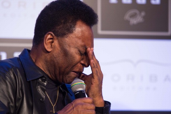 Pele khóc khi ra mắt tự truyện hơn 30 triệu đồng Pele khóc khi ra mắt tự truyện hơn 30 triệu đồng