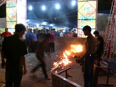 Trúng bom xăng, 2 bố con bỏng nặng Trúng bom xăng, 2 bố con bỏng nặng