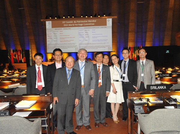 Gian nan hồ sơ đáo Paris Phái đoàn bảo vệ Di sản Thành Hồ sau thời điểm đăng quang ở UNESCO Paris. Đứng thứ tư từ trái sang là ông Vương Văn Việt