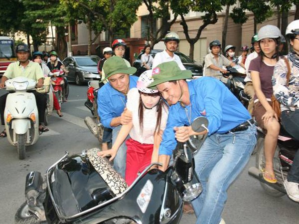 Được Đoàn chắp cánh Xuân Bắc với áo xanh tình nguyện giúp đỡ người bị tai nạn giao thông