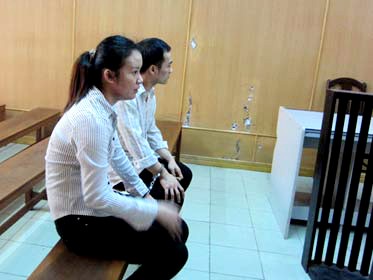 Dùng vợ làm 'chim mồi' bẫy tình bạn chat Dùng vợ làm 'chim mồi' bẫy tình bạn chat