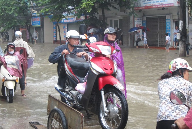 Kiếm bộn tiền dịch vụ chở người qua đường ngập Kiếm bộn tiền dịch vụ chở người qua đường ngập
